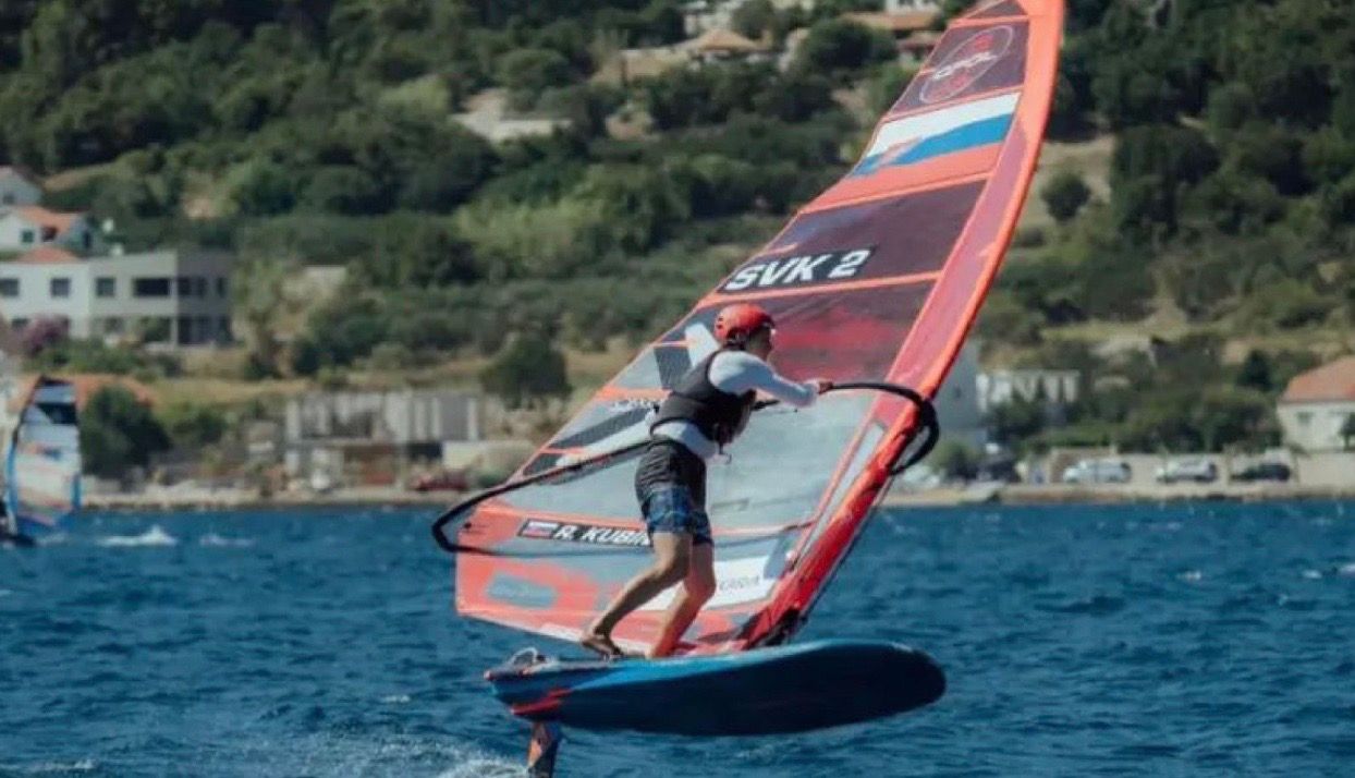 Windsurfista Róbert Kubín obsadil v celkovom poradí 13. miesto na Andalusian Olympic Week